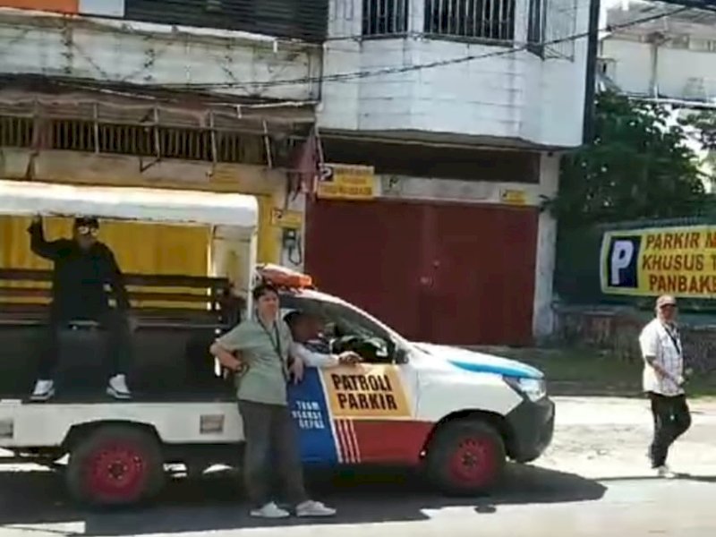 TRC Perumda Parkir Makassar melakukan razia di Jalan Latimojong. 
