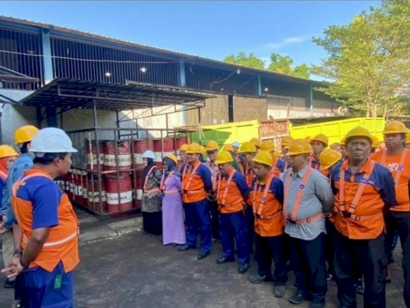 UPT Perbengkelan dan Pengelolaan Alat Berat Dinas Pekerjaan Umum Makassar melakukan briefing untuk mengecek perlengkapan keselamatan kerja. 