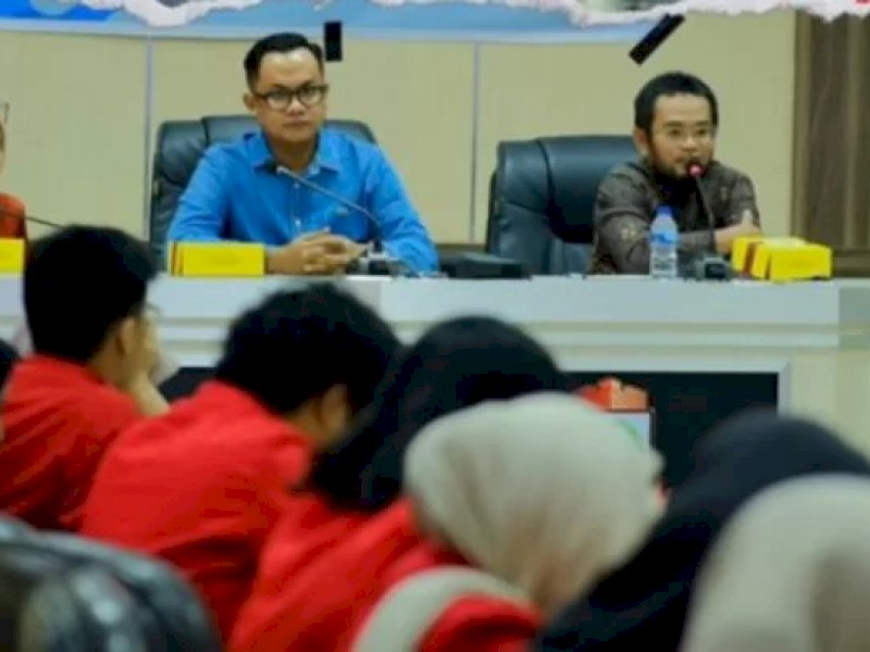 Ray Suryadi Arsyad dan Andi Hadi Ibrahim Baso menyambut para mahasiswa Unhas