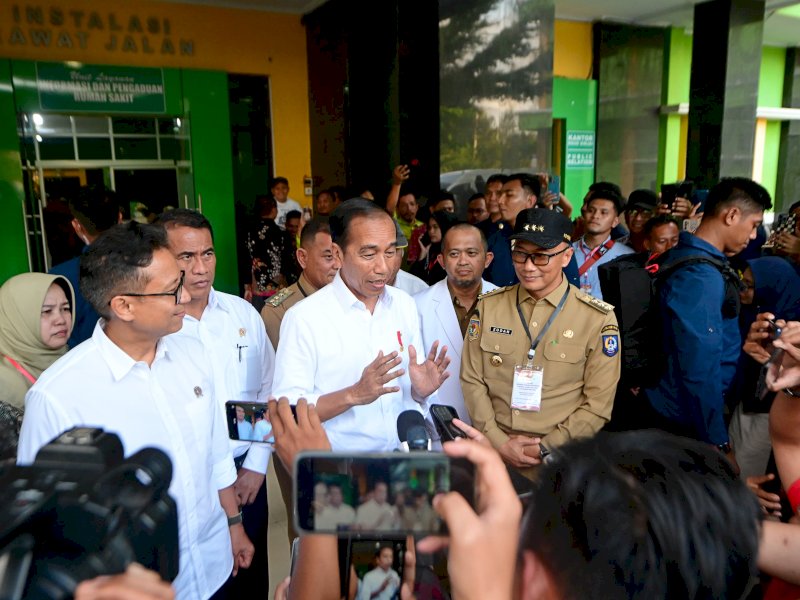 Presiden Jokowi memberikan tanggapannya terkait pemberhentian ketua KPU Hasyim Asy'ari kepada awak media seusai mengunjungi RSUD Kabupaten Sinjai, Provinsi Sulawesi Selatan 