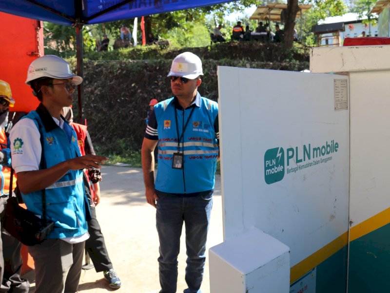 Petugas PLN UID Sulselrabar memastikan suplai listrik aman dan tanpa gangguan 