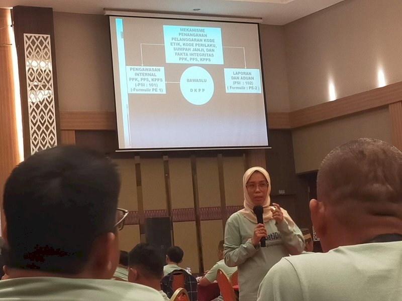 Upi jadi pemateri kegiatan bimtek di hotel Novena Watampone, jalan Ahmad Yani, Kota Watampone