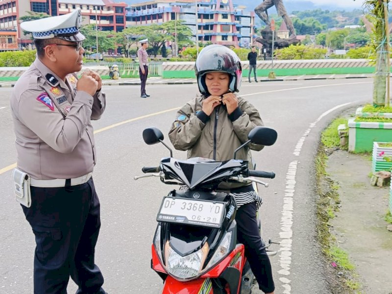 Petugas Satlantas Polres Tator memberikan edukasi keselamatan berlalu lintas 