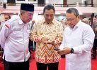 Bahtiar Serahkan Zakat ASN Pemprov Sulsel ke Baznas