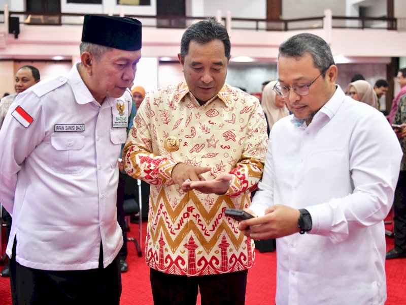  Pj Gubernur Sulsel Bahtiar Baharuddin menyerahkan secara simbolik zakat ASN ke Baznas. 