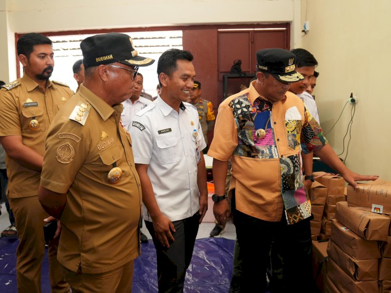 Penjabat Gubernur Sulsel, Bahtiar Baharuddin meninjau Gudang Logistik KPU Luwu Timur. 