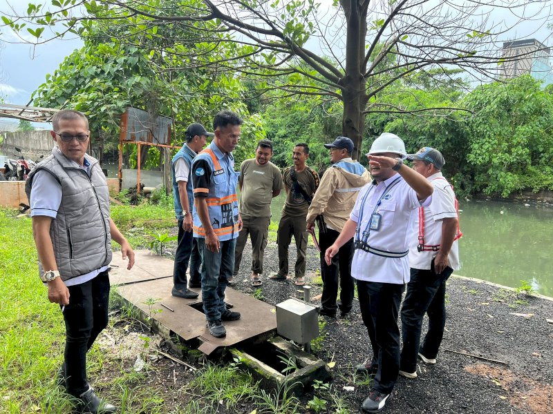 Tim Perumda Air Minum Makassar melakukan razia meter air. 