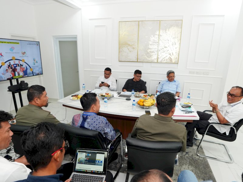 Pj Gubernur Sulsel Zudan Arif Fakrulloh menggelar rapat terbatas bersama Kepala OPD di Jakarta Pusat. 