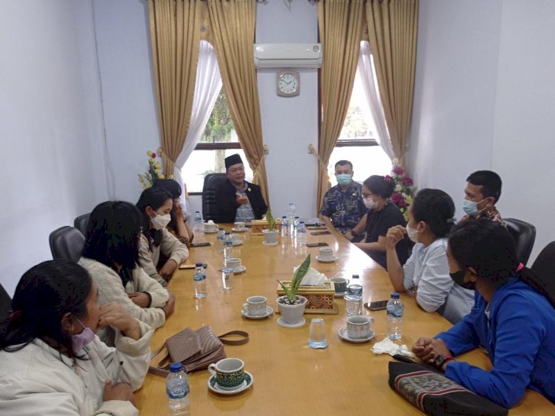 Ketua DPRD Tator, Welem Sambolangi menerima perwakilan dari TKD. (Foto: Ist)
