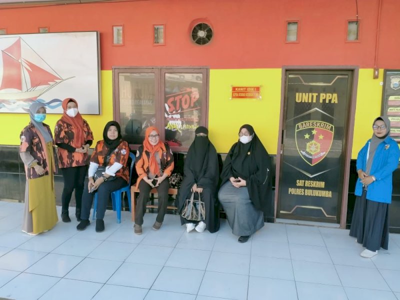 Politisi PKB bersama aktivis perempuan melaporkan selebgram Bulukumba Eril Cikas ke Polisi. (Foto: Ist)
