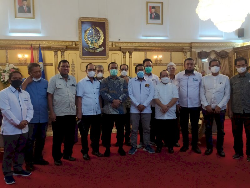 Plt Gubernur Sulsel Andi Sudirman Sulaiman bersama Ketua KSBSI Sulsel Andi Mallantik (pojok kiri). (Foto: Nurjannah)
