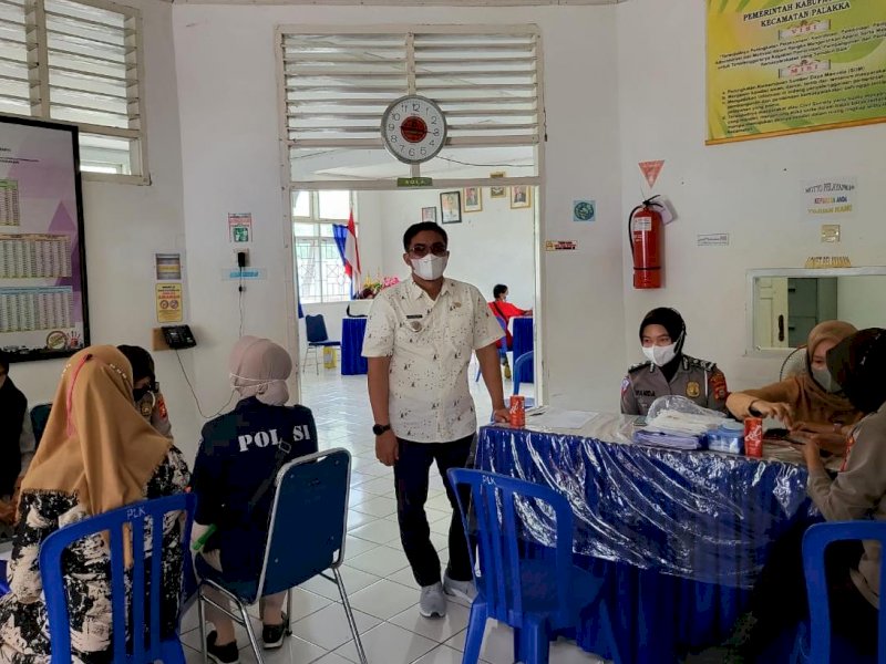 Camat Palakka bersama tim Polres Bone melayani vaksinasi untuk warga. (Foto: Abustan)