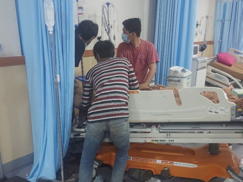 Pria asal Gowa yang dilarikan ke RS usai ditikam di Kafe Noyu Makassar. (Foto: Ist)
