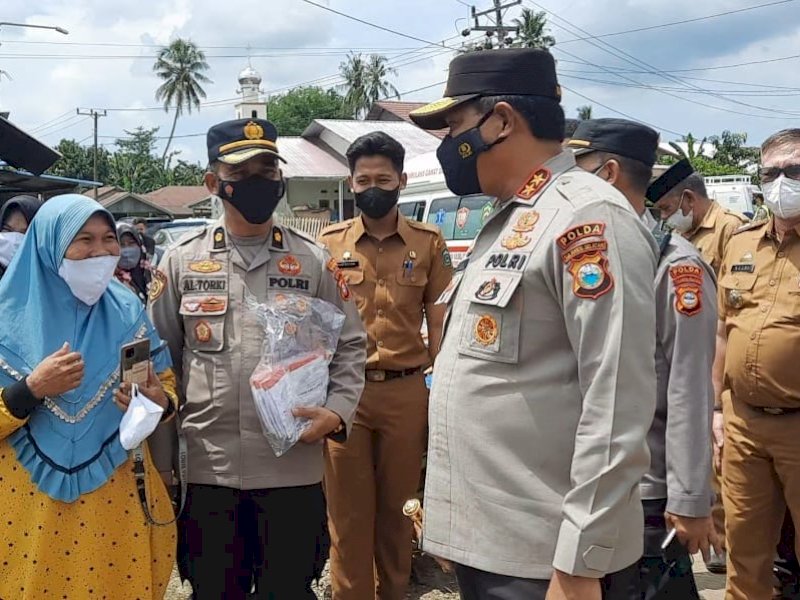 Kapolda Sulsel Irjen Pol Nana Sudjana pantau vaksinasi di Takalar. (Ist)