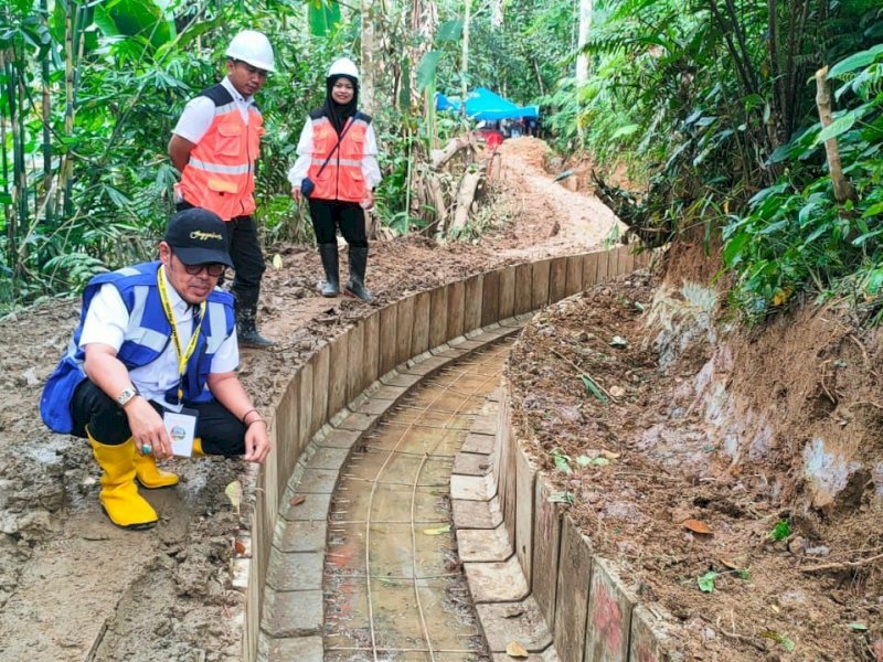 Proyek irigasi Bulukumba saat menggunakan beton pra cetak. 
