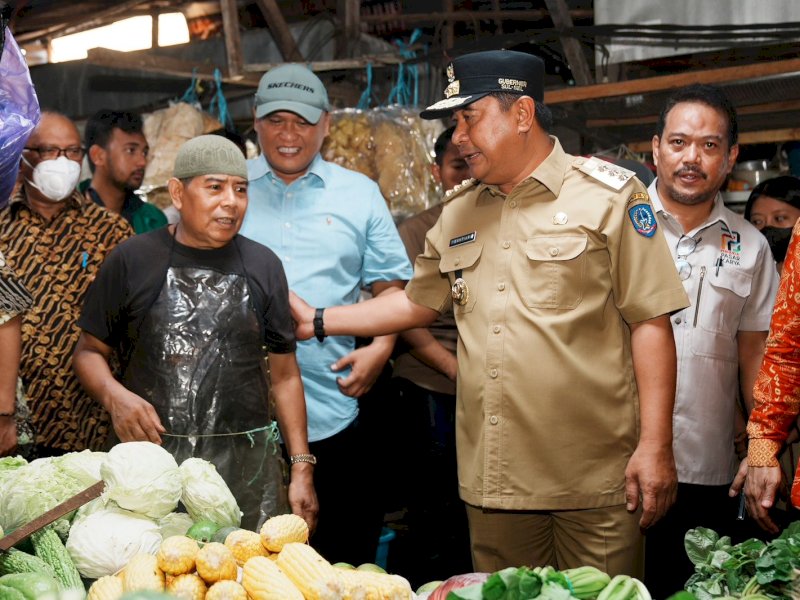 Penjabat Gubernur Sulsel, Bahtiar Baharuddin memantau harga bahan pokok di Pasar Toddopuli