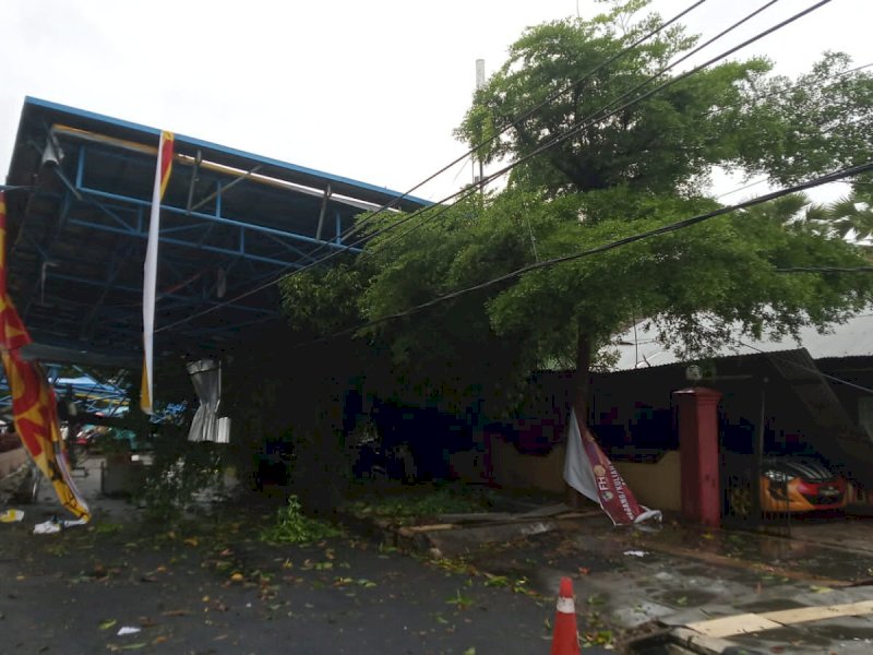 Papan reklame raksasa timpa Rujab Kapolsek Bontoala. (Foto: Supriadi)