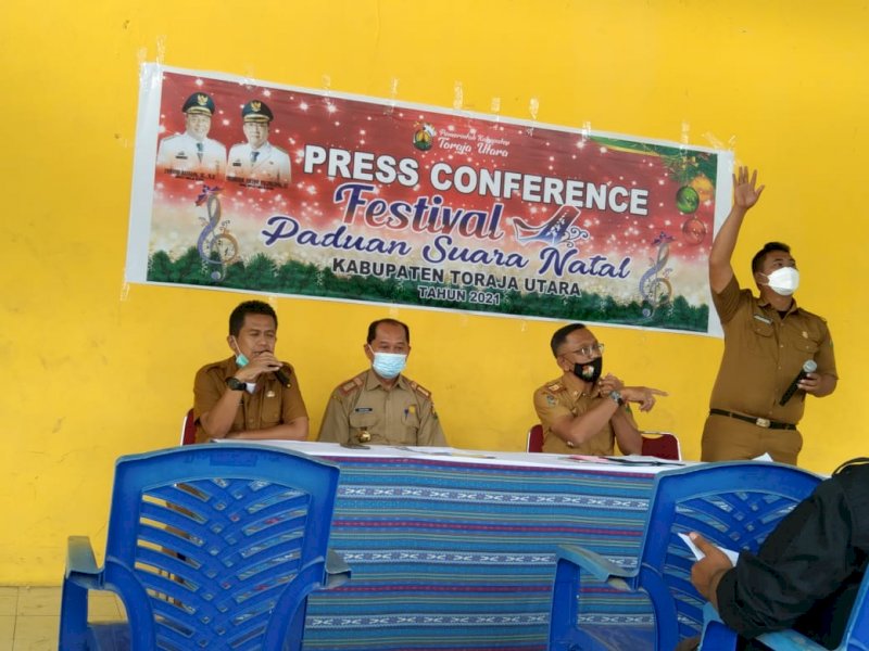 Panitia penyelenggara FPSN di Torut memberikan penjelasan kepada awak media. (Foto: Andarias)