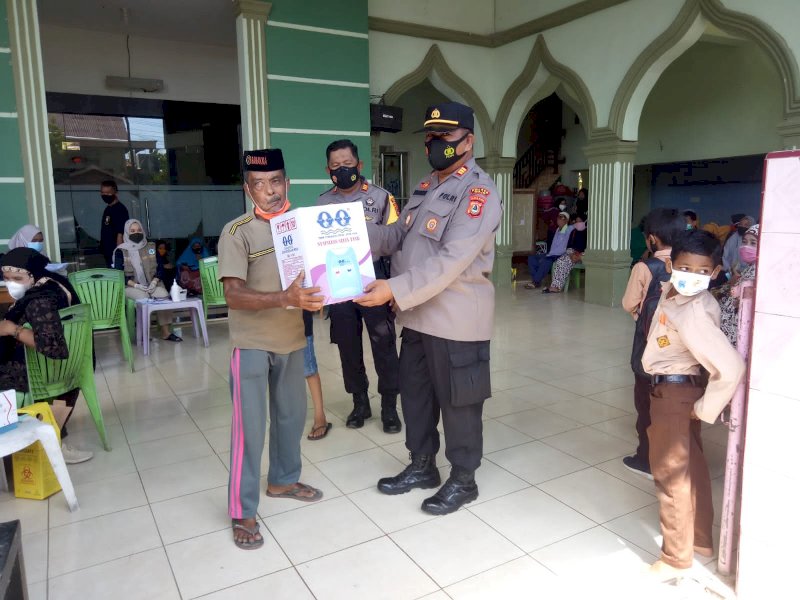 Warga Tempe menerima hadiah usai vaksinasi. (Foto: Ist)