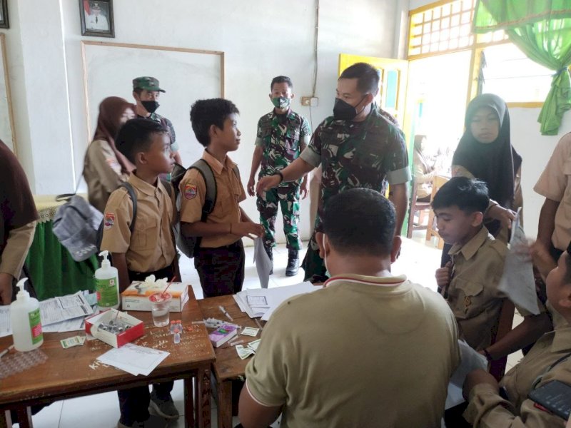 Dandim Takalar pantau vaksinasi pelajar. (Foto: Ist)