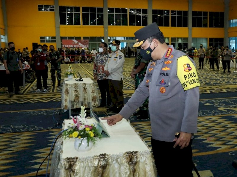 Kapolri Jenderal Pol Listyo Sigit mengundi hadiah gebyar kebut vaksinasi di Sulsel. (Foto: Ist)