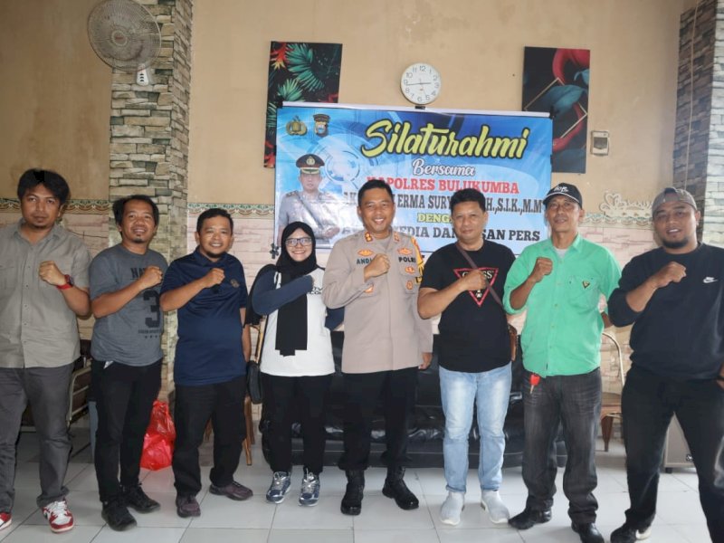 Kapolres Bulukumba AKBP Andi Erma Suryono bersilaturahmi dengan jurnalis di Warkop Unti, Kota Bulukumba, Jumat (12/1/2024).