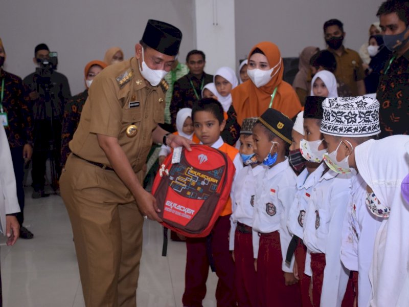 Bupati Wajo Amran Mahmud memberikan hadiah kepada pelajar. (Foto: Ist)