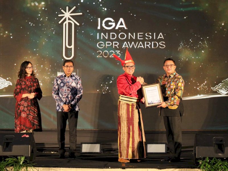 Wali Kota Makassar Moh Ramdhan Pomanto meraih penghargaan Wali Kota terpopuler se-Indonesia. 