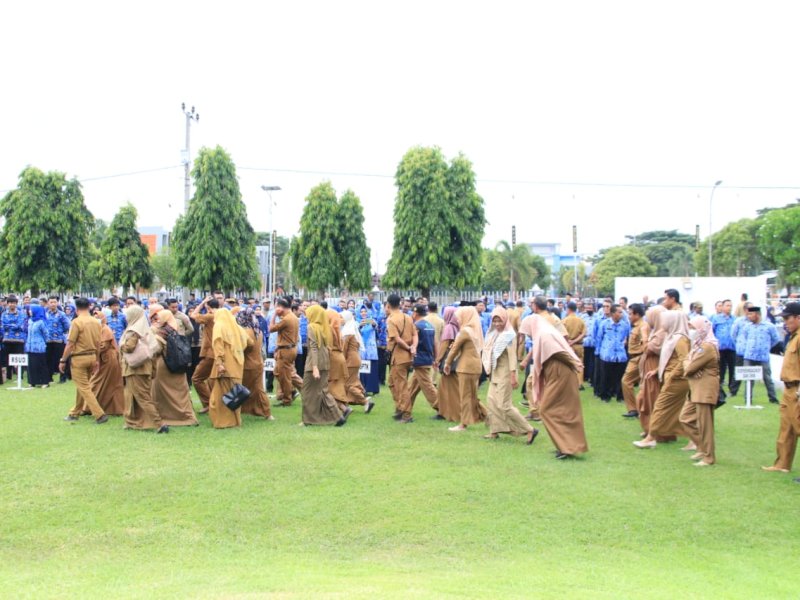 Puluhan ASN yang tak mengenakan pakaian Korpri diminta bikin barisan sendiri. 