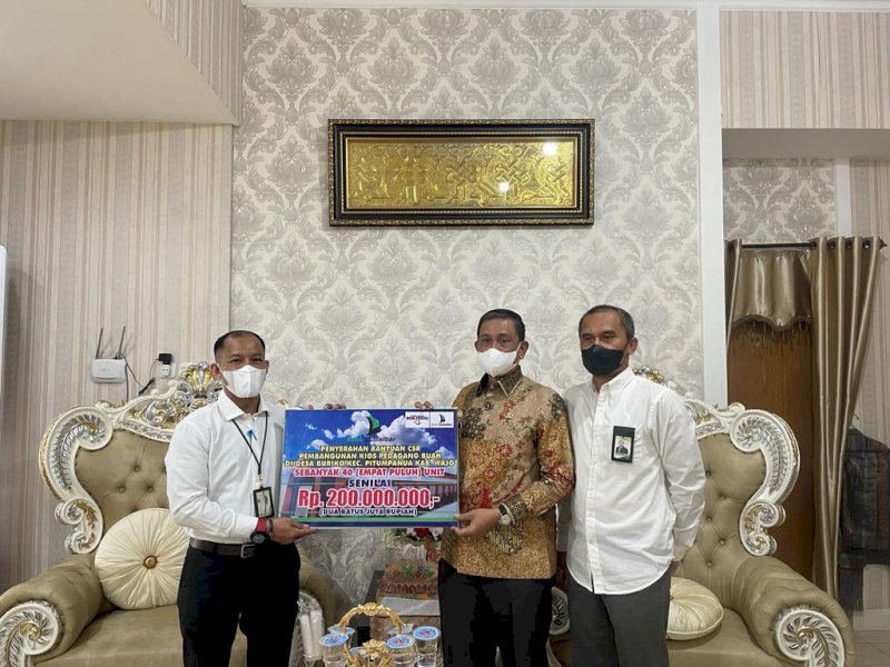 Pimpinan Bank Sulselbar Sengkang, Hazjul memberikan bantuan secara simbolis kepada Bupati Wajo Amran Mahmud. (Foto: Ist)