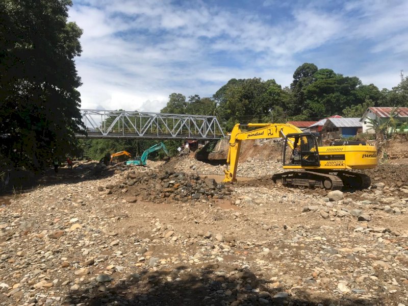 Jembatan Miring yang retak akibat hujan lebat membuat jalur Palopo-Masamba lumpuh.