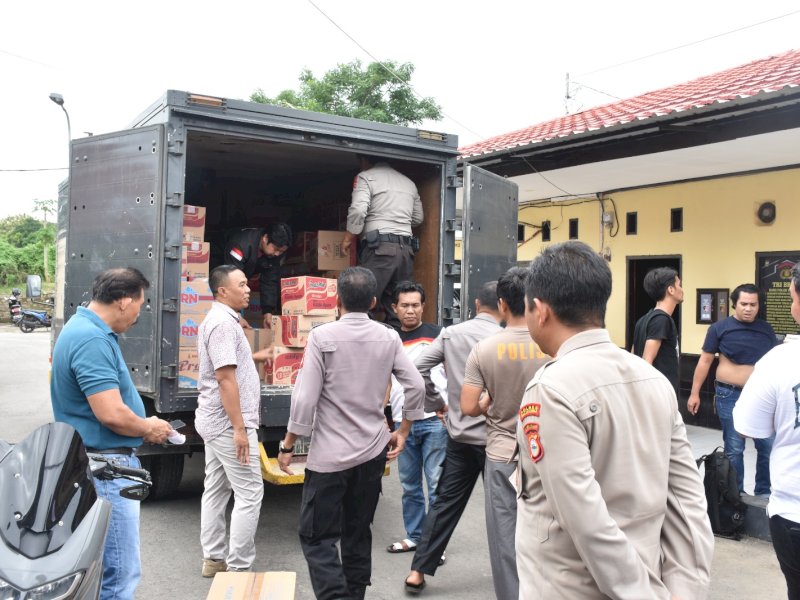 Polres Bulukumba mengirimkan bantuan kemanusiaan kepada korban bencana banjir di Kabupaten Wajo, dan Luwu. 