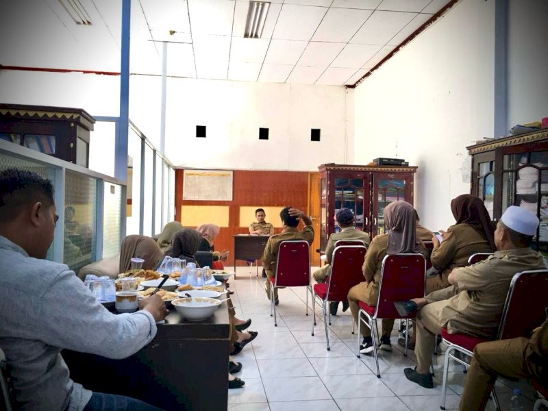 Plt Kepala Disporapar Luwu Utara Abdul Hamid memimpin rapat perdana 2024.