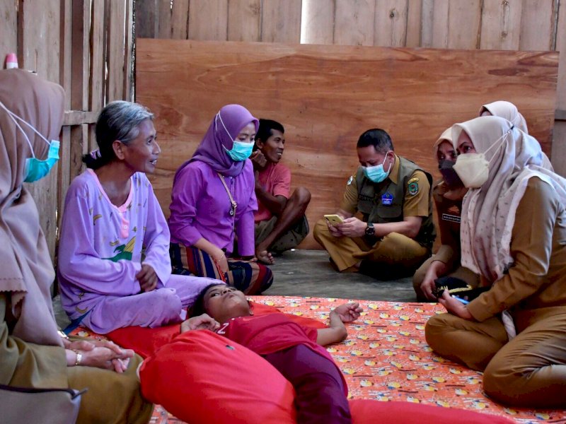 Bupati Lutra Indah Putri Indriani mengunjungi warganya yang menderita lumpuh layu.