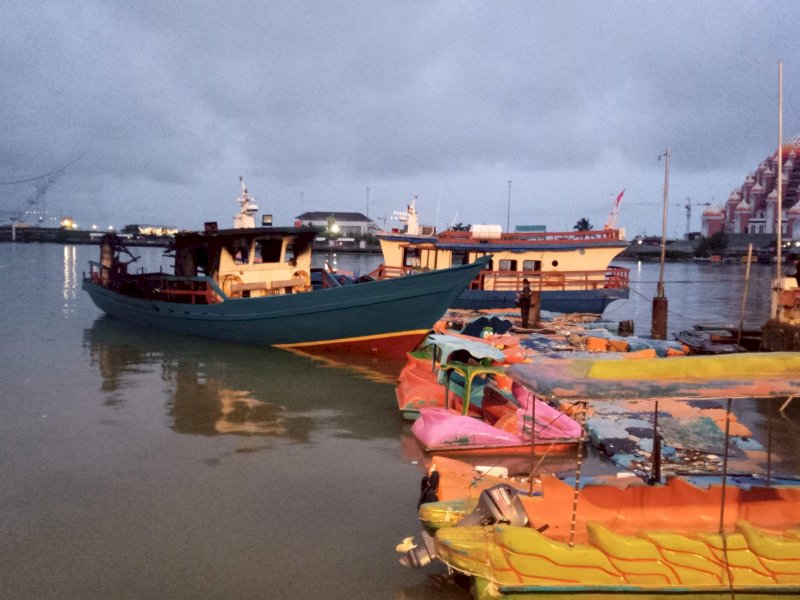 Kapal Dishub Sulsel terbakar di anjungan Pantai Losari. (Foto: Ist)