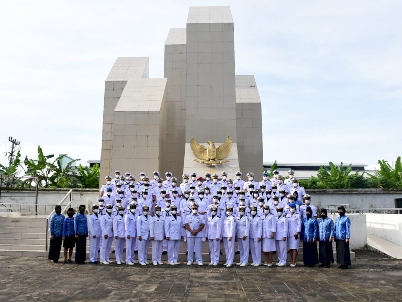 Kowal Lantamal VI Makassar melaksanakan ziarah TMP Panaikang. (Foto: Ist)