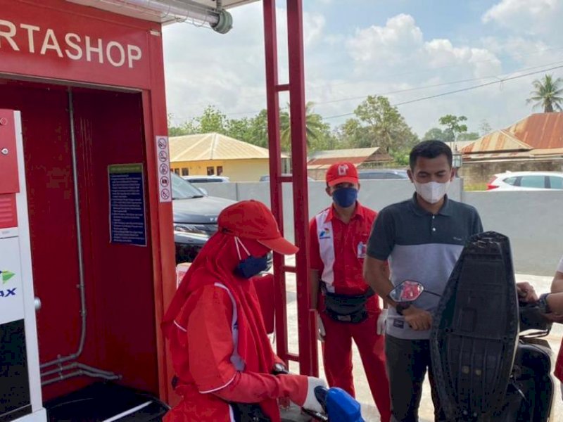 Direktur Pemasaran Regional PT Pertamina Putra Niaga Mars Ega Legowo saat berinteraksi dengan konsumen Pertashop Pohara Konawe Utara. (Foto: Ist)