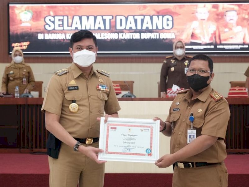 Bupati Gowa Adnan Purichta Ichsan menerima penghargaan dari Kemenpan RB. (Foto: Ist)
