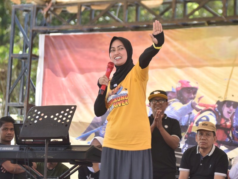 Bupati Luwu Utara Indah Putri Indriani menutup Jambore Nasional II Arus Detas Sungai Rongkong di Desa Tulak Tallu, Luwu Utara, Minggu (16/07/2023)
