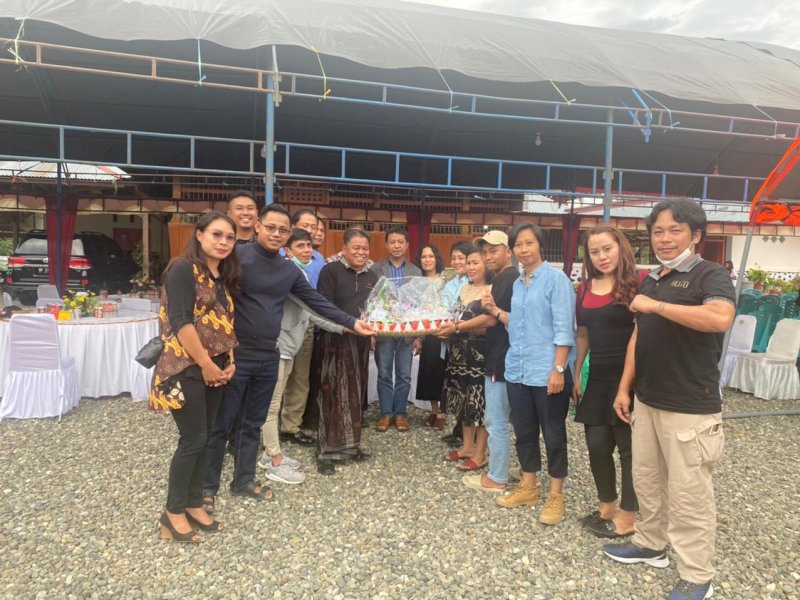 Ketua Terpilih Pengurus Karang Taruna Torut Gusti Palumpun didampingi sejumlah pengurus memberikan ucapan selamat Ultah kepada Bupati Torut Yohanis Bassang. (Foto: Ist)