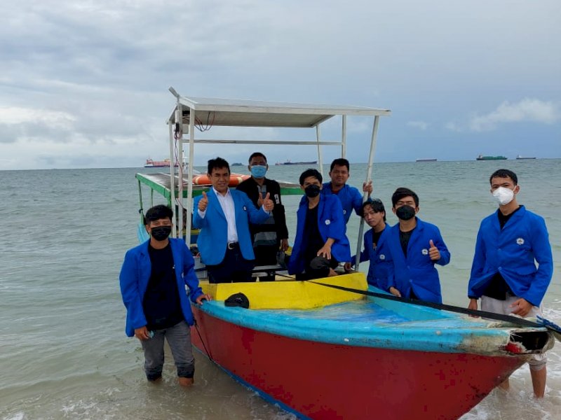 Mahasiswa UKI Paulus Makassar belajar tentang generator listrik tenaga surya pada perahu nelayan. (Foto: Ist)