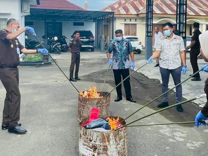 Pemusnahan barang bukti kasus pidana di Kejari Bone. 