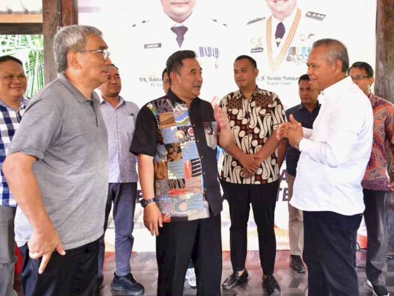 Pj Gubernur Sulsel Bahtiar Baharuddin bertemu Bupati Luwu Basmin Mattayang. 