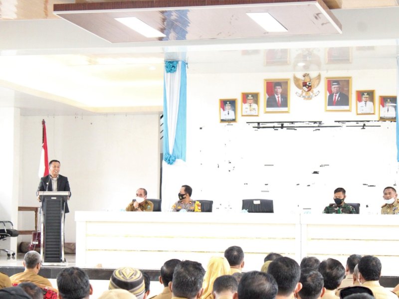 Syamsari Kitta memberikan arahan kepada seluruh pejabat di Takalar. (Foto: Ist)