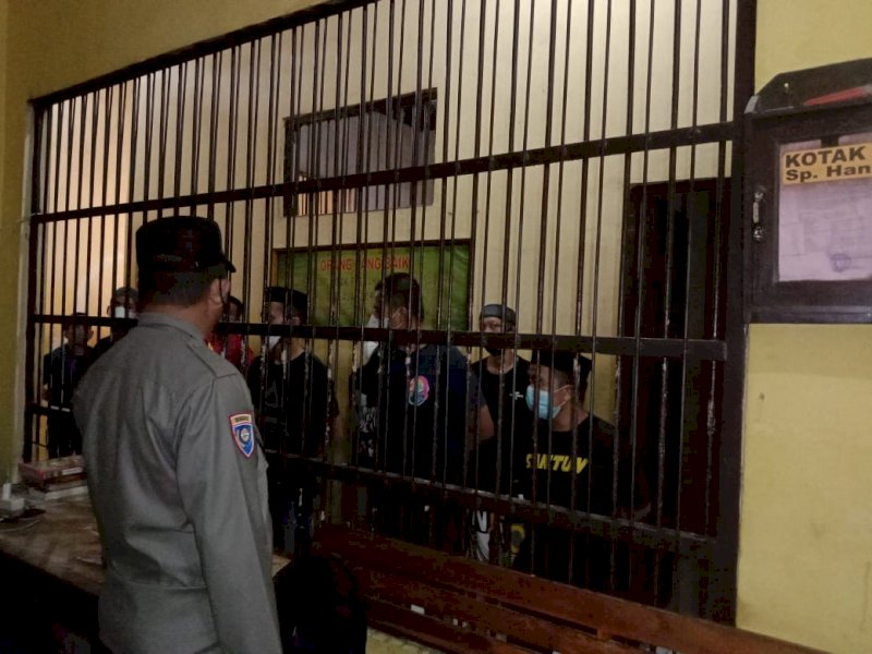 Kasat Tahti Polres Takalar Iptu Muh Basri cek tahanan. (Foto: Rahmat Hidayat)