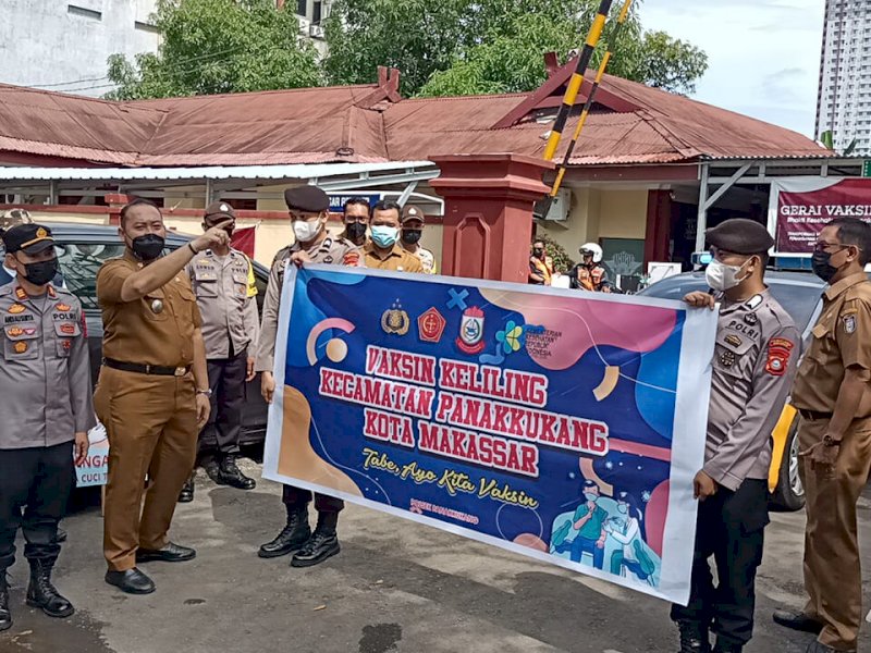 Vaksinasi keliling dilakukan Camat Panakkukang. (Foto: Ist)
