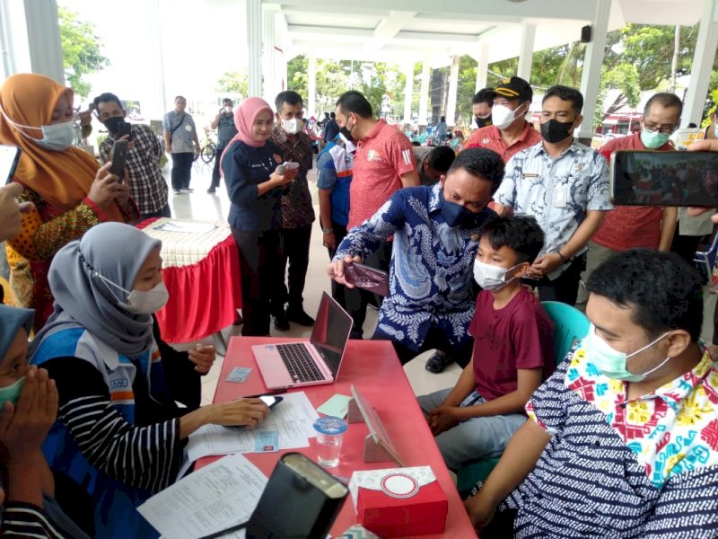 Bupati Bantaeng berbaur dengan peserta sunatan massal. (Foto: Syamsuddin)
