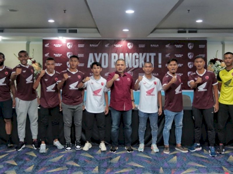 Appi foto bersama pemain PSM yang baru bergabung. (Foto: Ist)