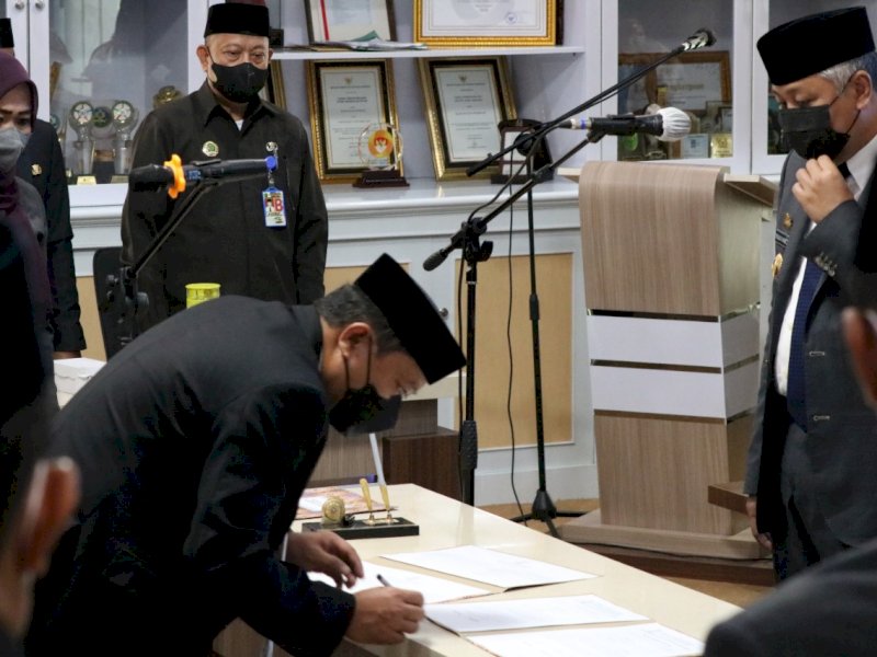 Bupati Pinrang melantik dua Direktur Perusda. (Ist)