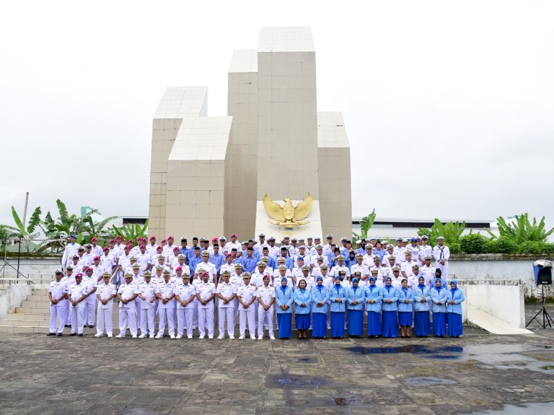 Ziarah rombongan Lantamal VI di TMP Panaikang Makassar. (Ist)
